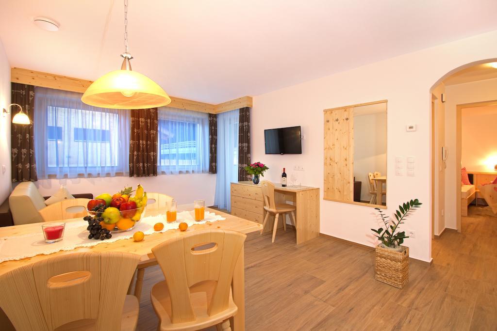 Stiflerhof Apartamento Falzes Quarto foto
